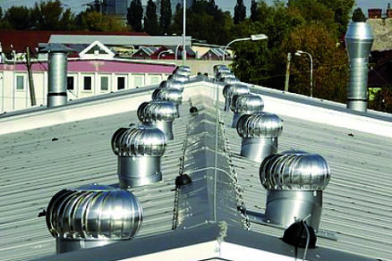 Obr. 4a Správny účel použitia ventilačných turbín na stajňovej stavbe a ich nesprávna inštalácia na bytovej budove [10]