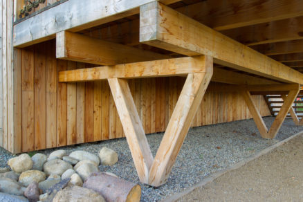 Podporná konštrukcia terasy z masívneho dreva.