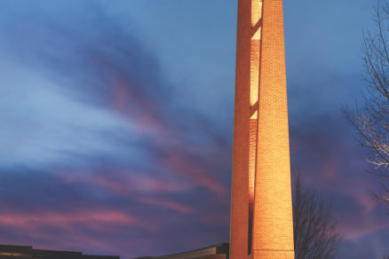 Kostolná veža so zvonicou v podvečernom osvetlení.