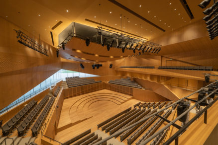 Hlavná koncertná sála má interiér z eukalyptového dreva.