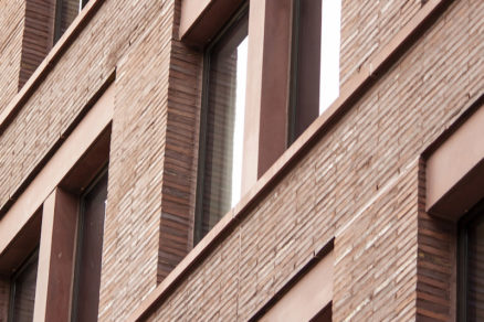 Nadokenné rímsy so stĺpikom združujú dvojice okien klasických bytov.