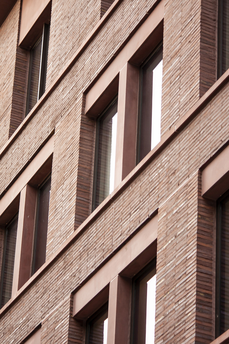 Nadokenné rímsy so stĺpikom združujú dvojice okien klasických bytov.