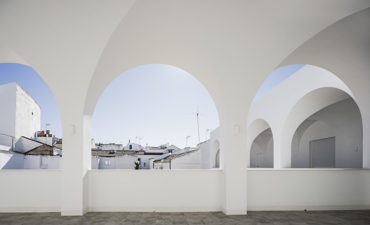 Rôzna úroveň striech bola jednou z výziev, s ktorými sa architekt musel popasovať.