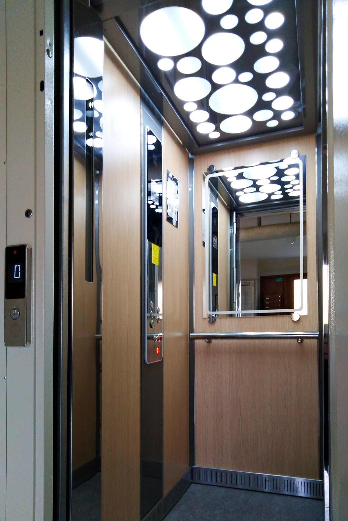 Hydraulický výtah v zrcadle schodiště LC HydroSpace LiftComponents 1 kopie 1