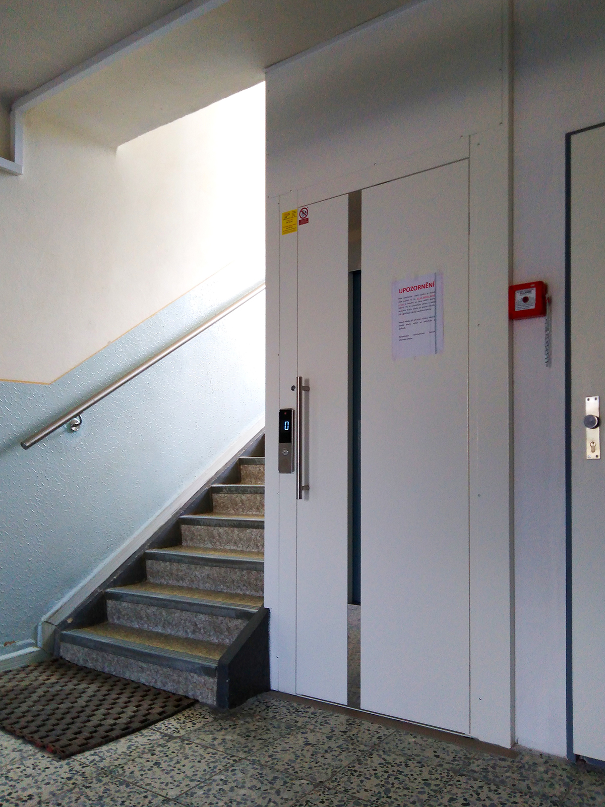 Hydraulický výtah v zrcadle schodiště LC HydroSpace LiftComponents 3 kopie 1