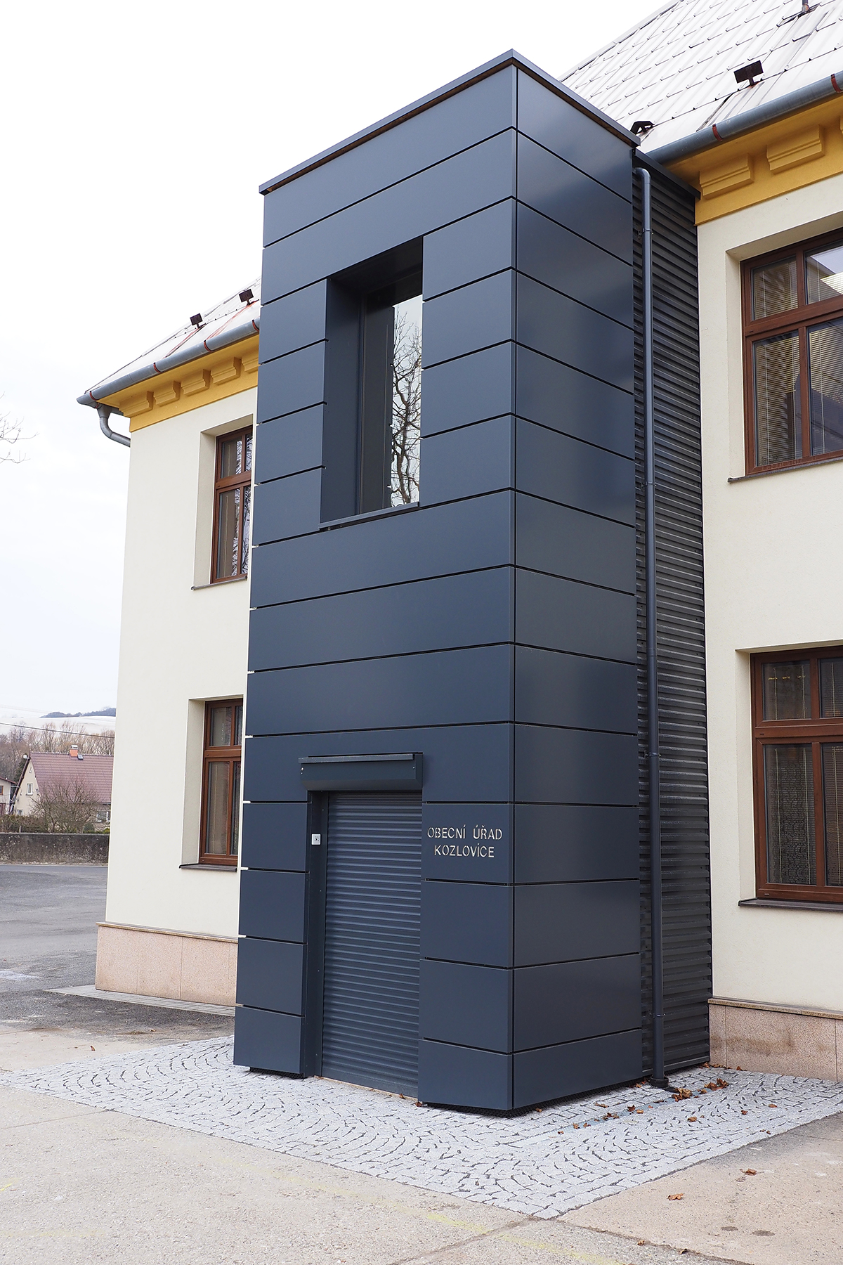 Lanový výtah bez strojovny LC maxi přístavba vně budovy obecní úřad Kozlovice LiftComponents 1