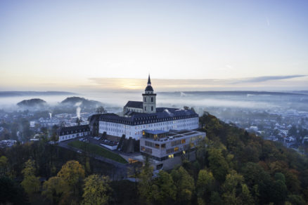 Topografia umožnila zapustiť novú prístavbu vrátane dvojpodlažnej garáže tak, aby nenarušila siluetu dominanty mesta.