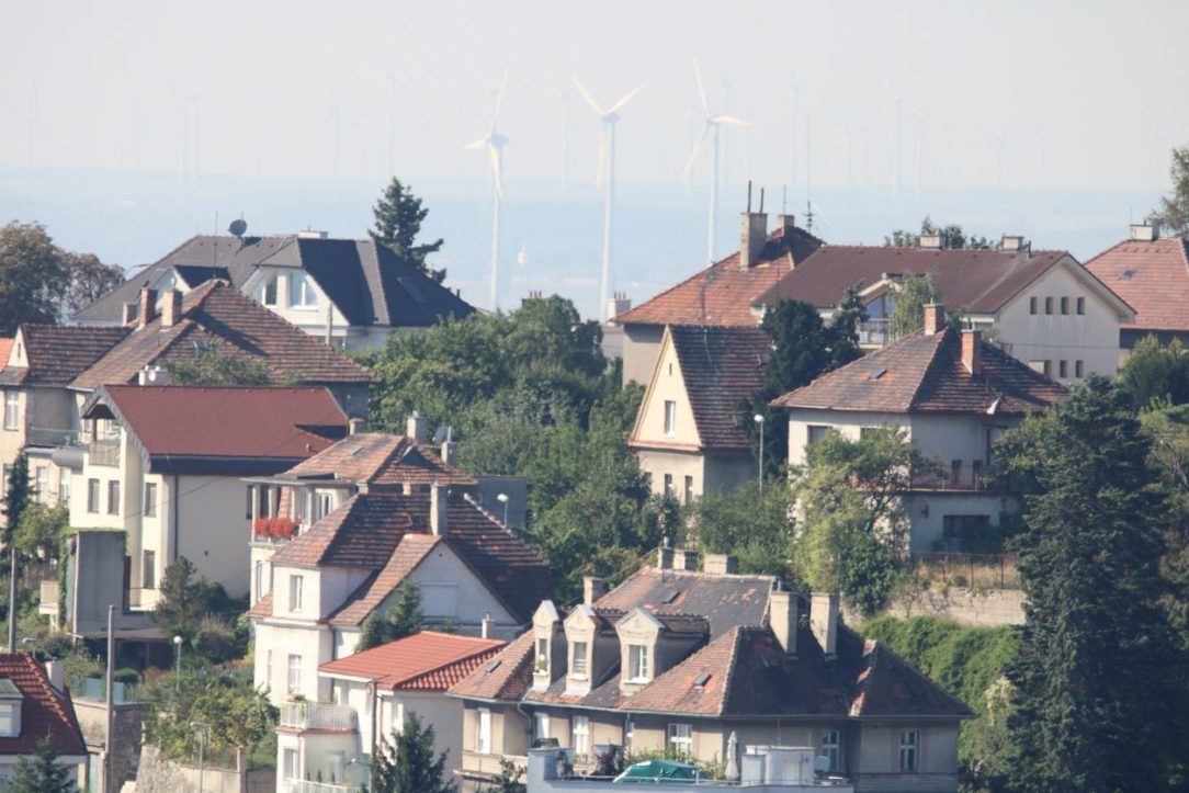 Rakúske veterné turbíny v panoráme Bratislavy