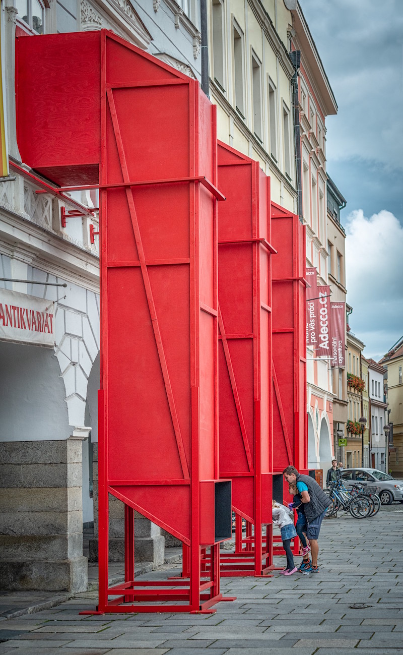 Jeden z projektov Petr Hájek Architekti: Dom umenia, České Budějovice, výstava Princípy. Inštalácia Periskopy, 2020.