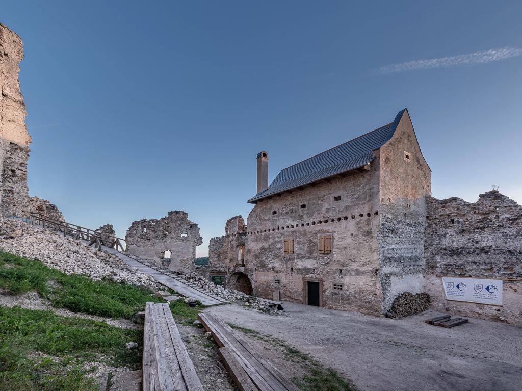 Hrad Uhrovec - Hospodárska budova.