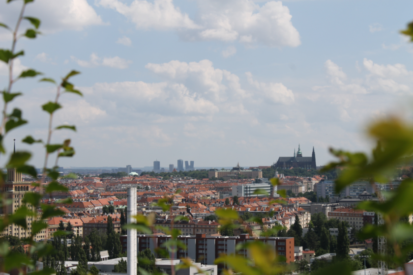 Pohľad na mesto Praha zo zaujímavej vilovej funkcionalistickej lokality Baba.