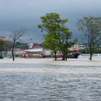 Zaplavené Tyršovo nábrežie v roku 2013.