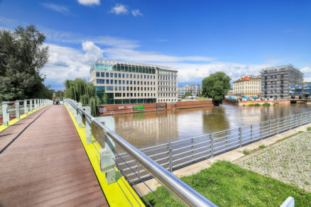 Prístavba rešpektuje historickú budovu a pokračuje v strešnej línii.