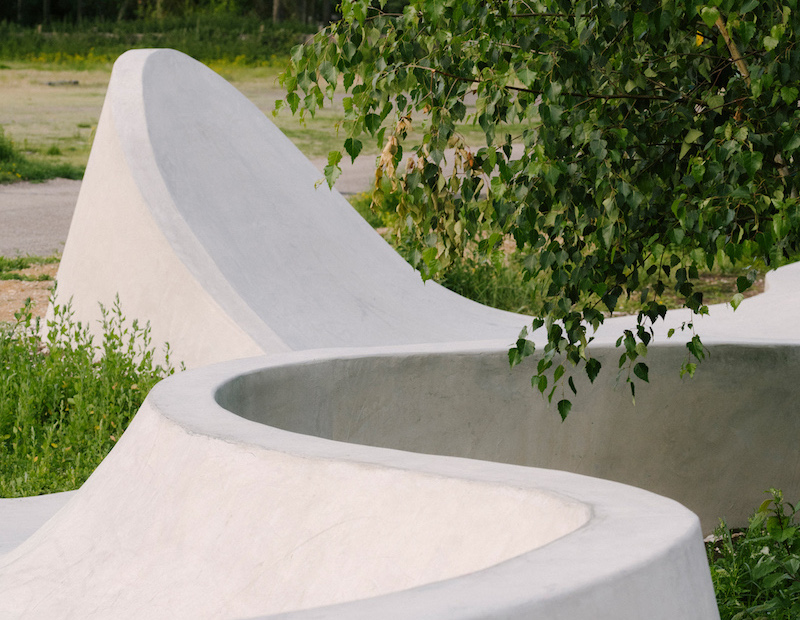 Parametrický dizajn umožnil architektom zvlniť skejtpark do fluidných tvarov kopírujúcich pohyb na skejtborde.