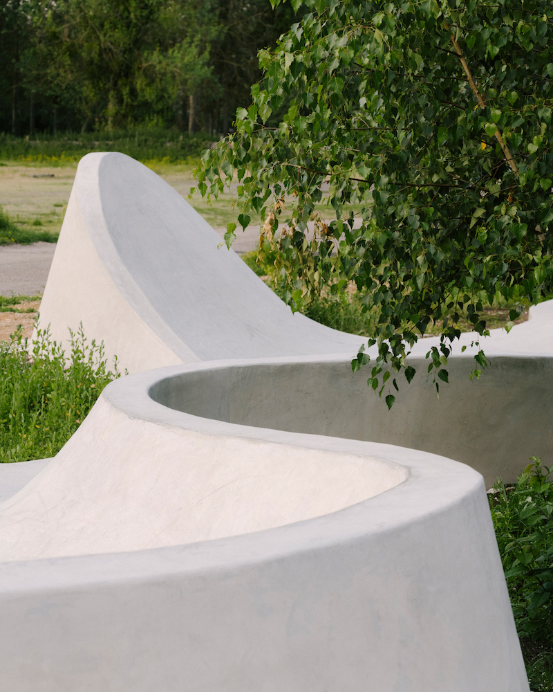 Parametrický dizajn umožnil architektom zvlniť skejtpark do fluidných tvarov kopírujúcich pohyb na skejtborde.