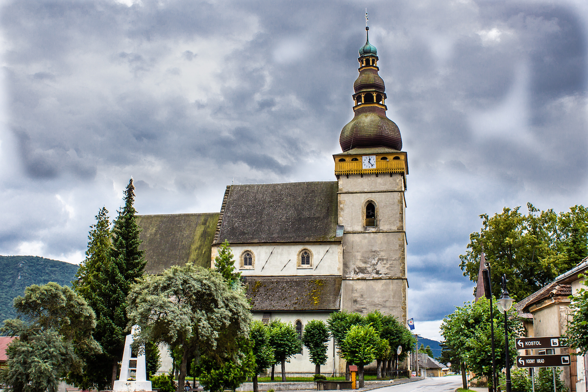 Evanjelický kostol v Štítniku v gotickom slohu je pôvodne trojloďovou bazilikou zo 14. a 15. storočia. 