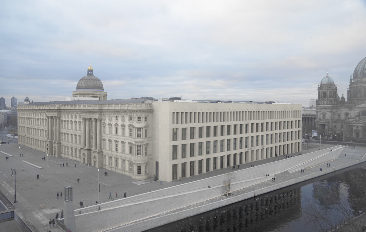 Čelná fasáda nového krídla Berlínskeho paláca smeruje k rieke Spréva.