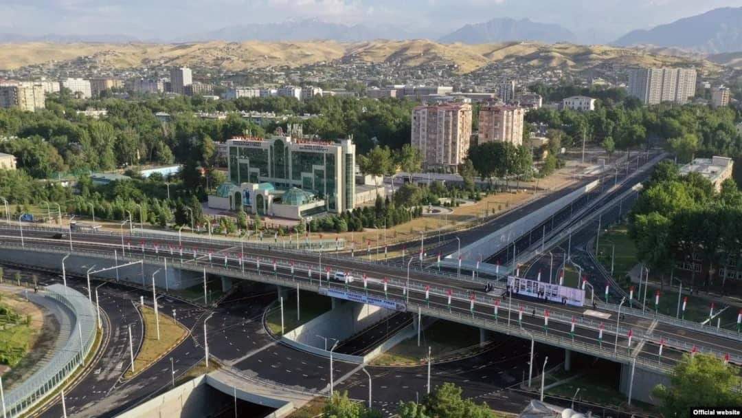 Trojúrovňová križovatka v hlavnom meste Tadžikistanu v Dušanbe bola postavená podľa návrhu spoločnosti Alfa 04, a. s., Bratislava. Projekt vyhotovený a koordinovaný priamo v Dušanbe v r. 2011 – 2012