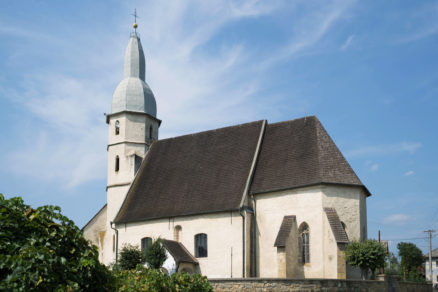 Gotický evanjelický kostol v Koceľovciach pochádza zo 14. storočia.