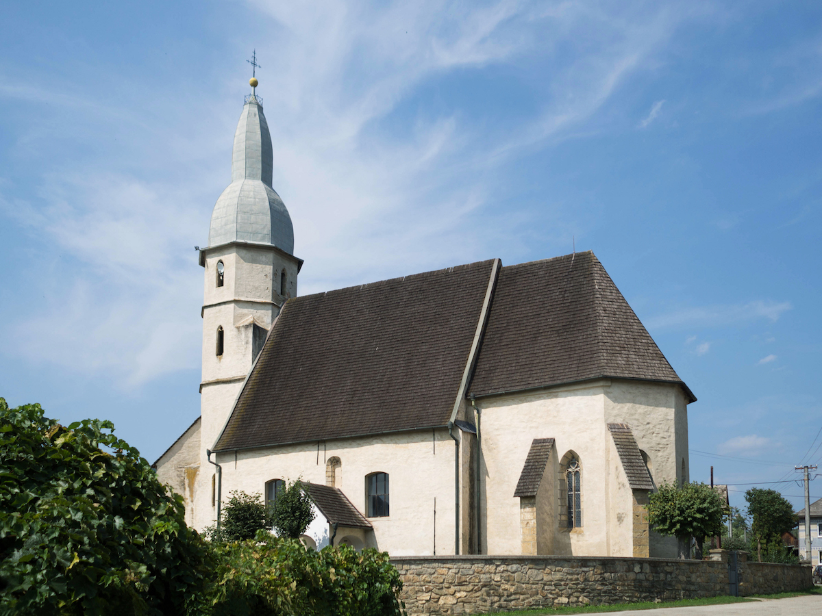 Gotický evanjelický kostol v Koceľovciach pochádza zo 14. storočia.