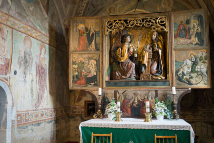 Oltár v apside ranogotického kostola v obci Chyžné pochádza z dielne Majstra Pavla z Levoče.