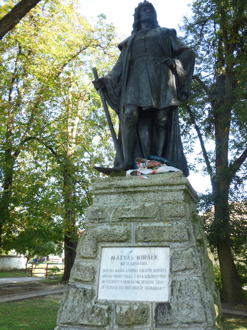 Bronzová socha kráľa Mateja Korvína v dedine Gemer pochádza zo začiatku 20. storočia.