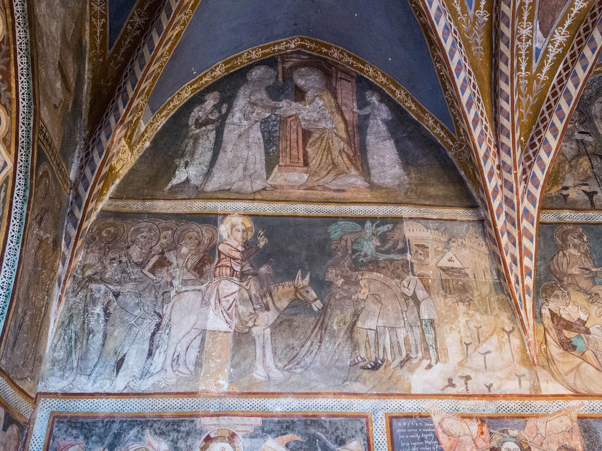 Fresky christologického cyklu v apside kostola v Ochtinej sú z polovice 14. storočia.
