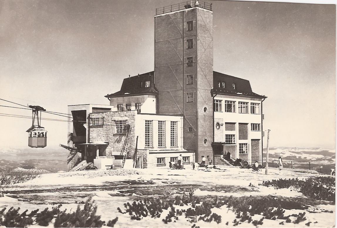 Hotel Encián a stanica lanovky na Skalnatom plese v roku 1960.