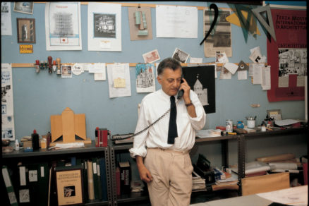 Aldo Rossi in studio a Milano anni ottanta