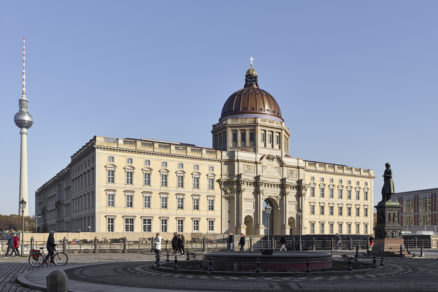 „Novostavba“ sa nachádza na Múzejnom ostrove, ktorý patrí do zoznamu UNESCO.