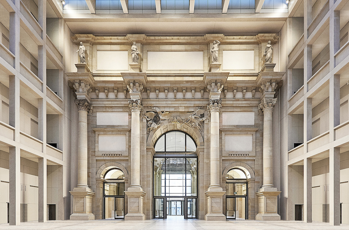 Rekonštruované veľké foyer s triumfálnym oblúkom.