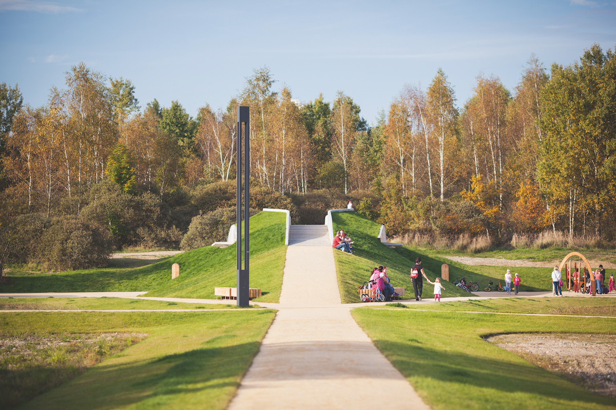 Celý park pretína geometrická sieť spojníc. Najvyššia terénna vlna skrýva kaviareň.