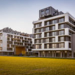 Neutrálnu farebnosť dynamizujú fasádne prvky v podobe priebežných balkónov a na najvyššom podlaží terasy.