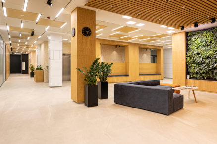 Interiéry sú navrhnuté v prísnom štandarde LEED Gold.