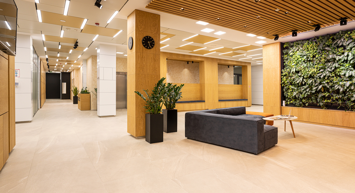 Interiéry sú navrhnuté v prísnom štandarde LEED Gold.