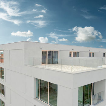 Byty majú vysoké stropy, veľkoformátové hliníkové okná či podlahové kúrenie so zónovou reguláciou.