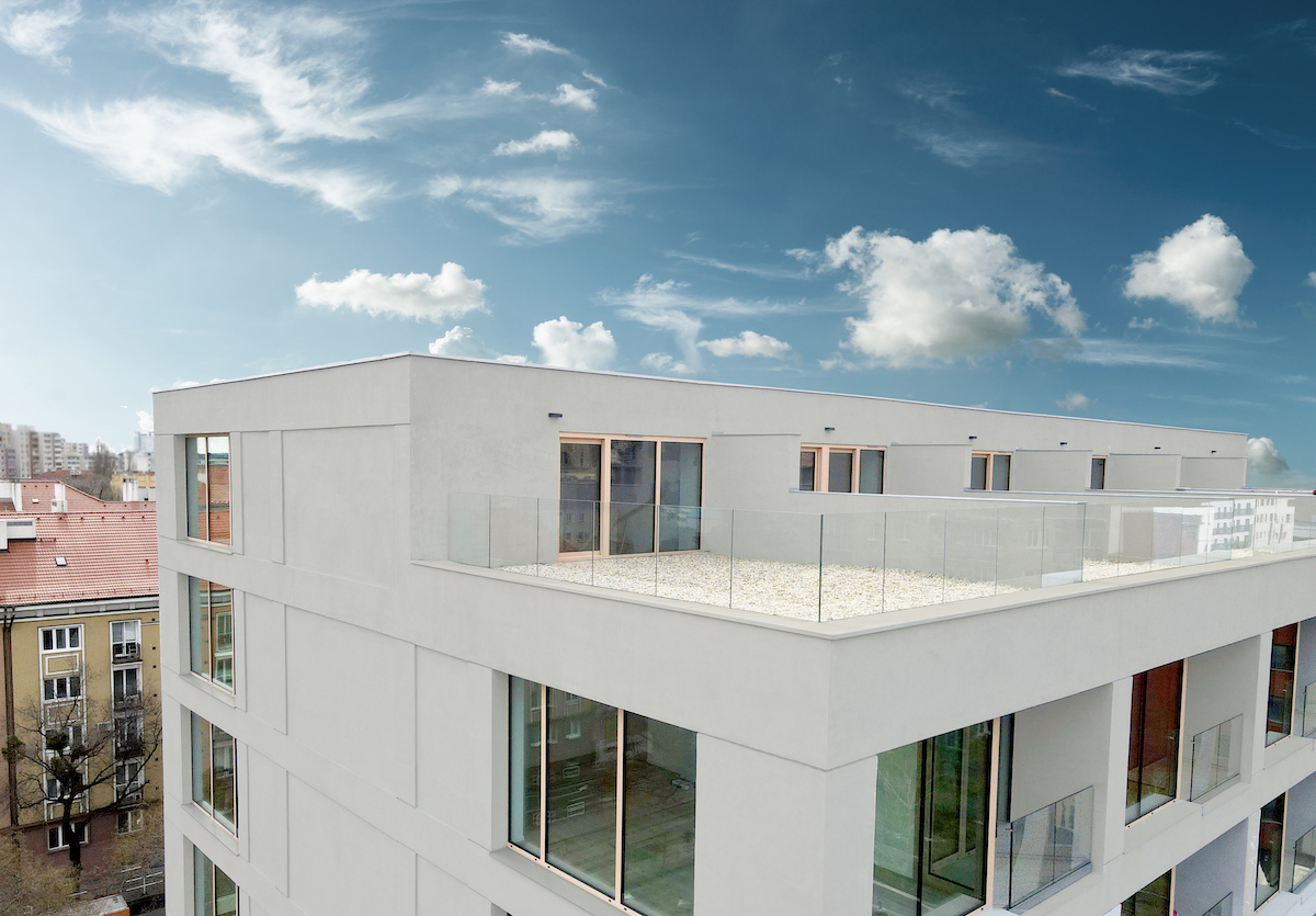 Byty majú vysoké stropy, veľkoformátové hliníkové okná či podlahové kúrenie so zónovou reguláciou.