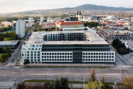 Polyfunkčný objekt Tabáň tvorí kompaktný blok. Nachádza sa v centre Nitry v blízkosti nákupného centra Mlyny i pešej zóny.