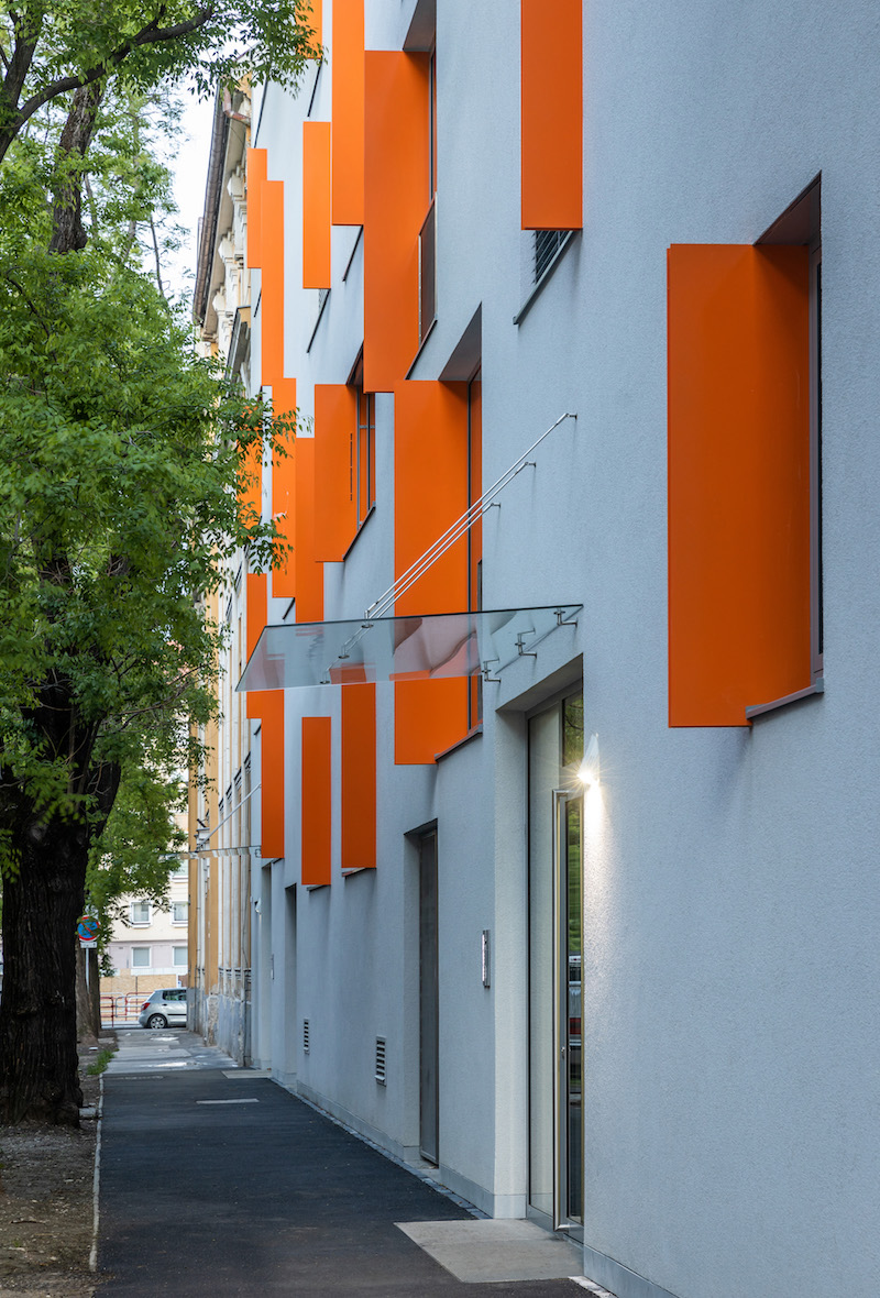 Rezidencia Budyšínska priniesla v hmote dvojsekciového bytového domu v tvare písmena L 28 bytových jednotiek.