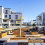 Bytový komplex vychádza z blokového urbanizmu, kde sa exteriérový priestor delí na verejnú ulicu a poloverejný vnútroblok.