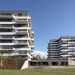 Architekti sa nechali inšpirovať princípmi Ville Radieuse od Le Corbusiera, kde je najmä veľa svetla. Výsledkom je vertikálny terasový dom s priestrannými terasami.