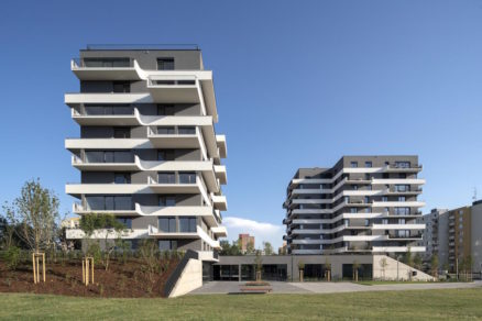 Architekti sa nechali inšpirovať princípmi Ville Radieuse od Le Corbusiera, kde je najmä veľa svetla. Výsledkom je vertikálny terasový dom s priestrannými terasami.