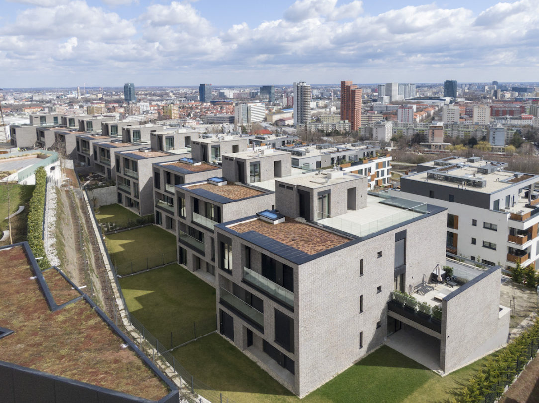 Svahovitý terén má jasný potenciál. Hmoty budov na zaklenutie reagujú a zabezpečujú tak panoramatické výhľady z jednotlivých bytov.