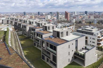 Svahovitý terén má jasný potenciál. Hmoty budov na zaklenutie reagujú a zabezpečujú tak panoramatické výhľady z jednotlivých bytov.