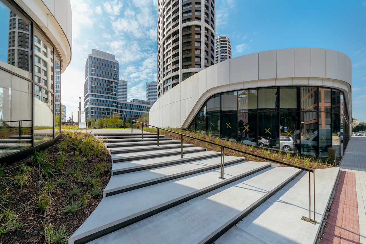 Súčasťou budovy SKY PARK Offices je 31-tisíc m2 kancelárskych a obchodných priestorov.