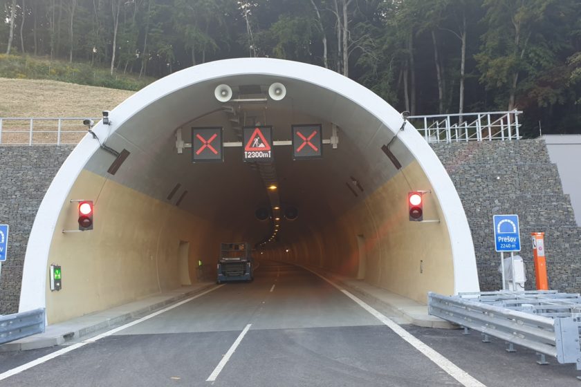 Bezpečnosť tunela Prešov zabezpečuje moderné značenie.