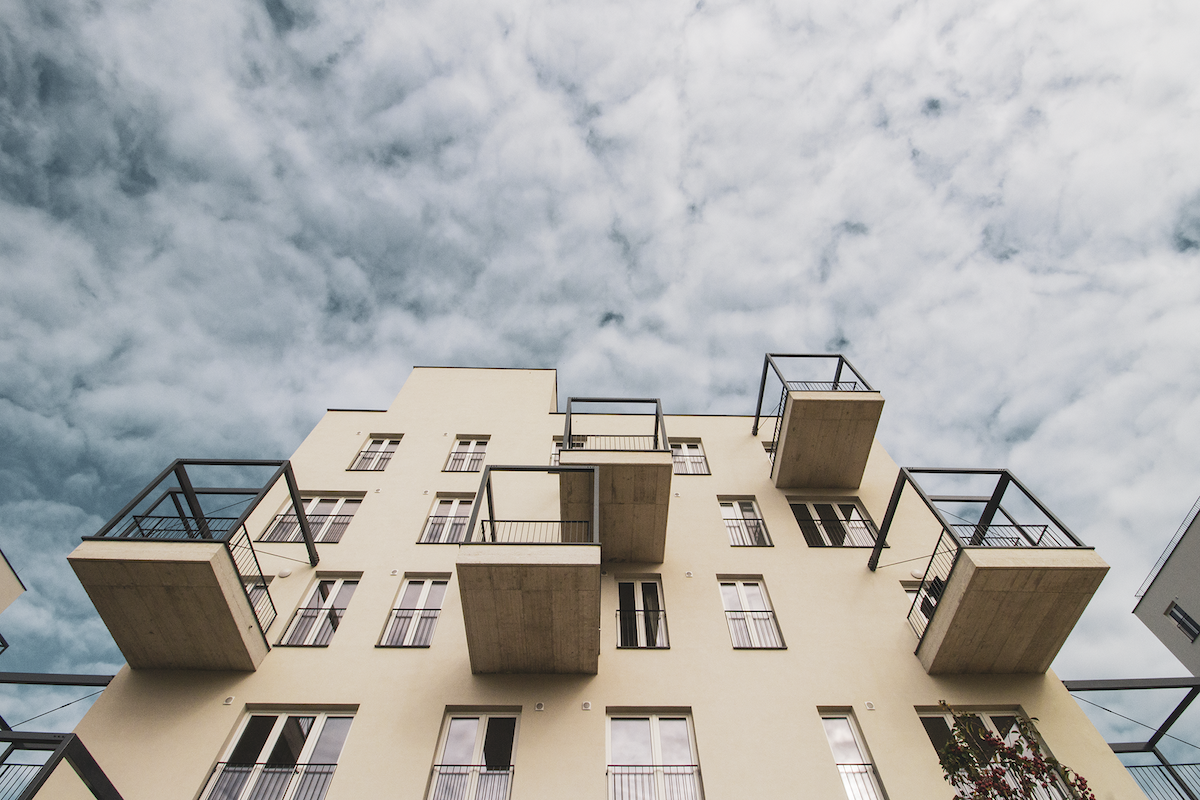 Špecifikom súboru Kamence sú výrazné balkónové konštrukcie.