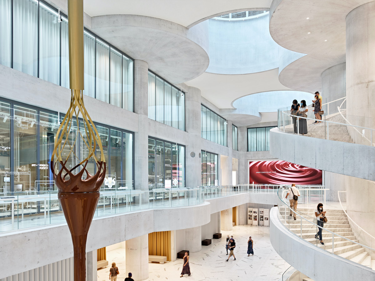 Centrálne átrium vysoké impozantných 15 metrov spája priestory s rôznorodými funkciami – od výroby po kaviareň.
