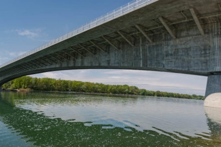 Obr. 1 Dunajské súmostie − most nad veslárskou dráhou