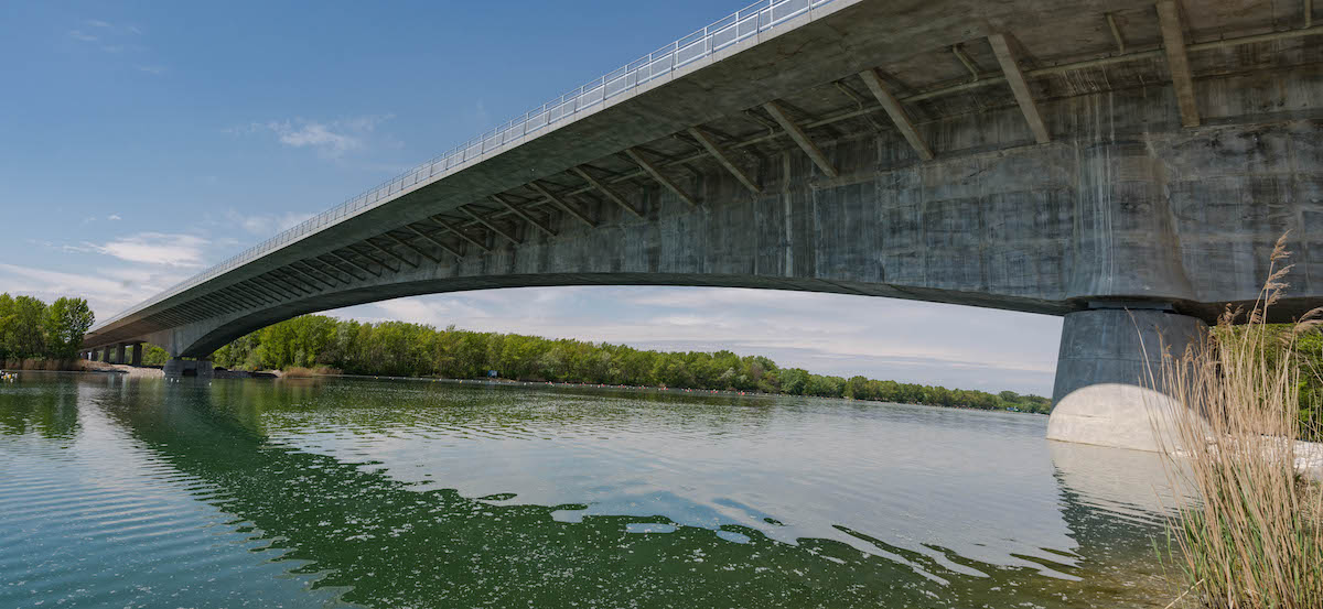 Obr. 1 Dunajské súmostie − most nad veslárskou dráhou